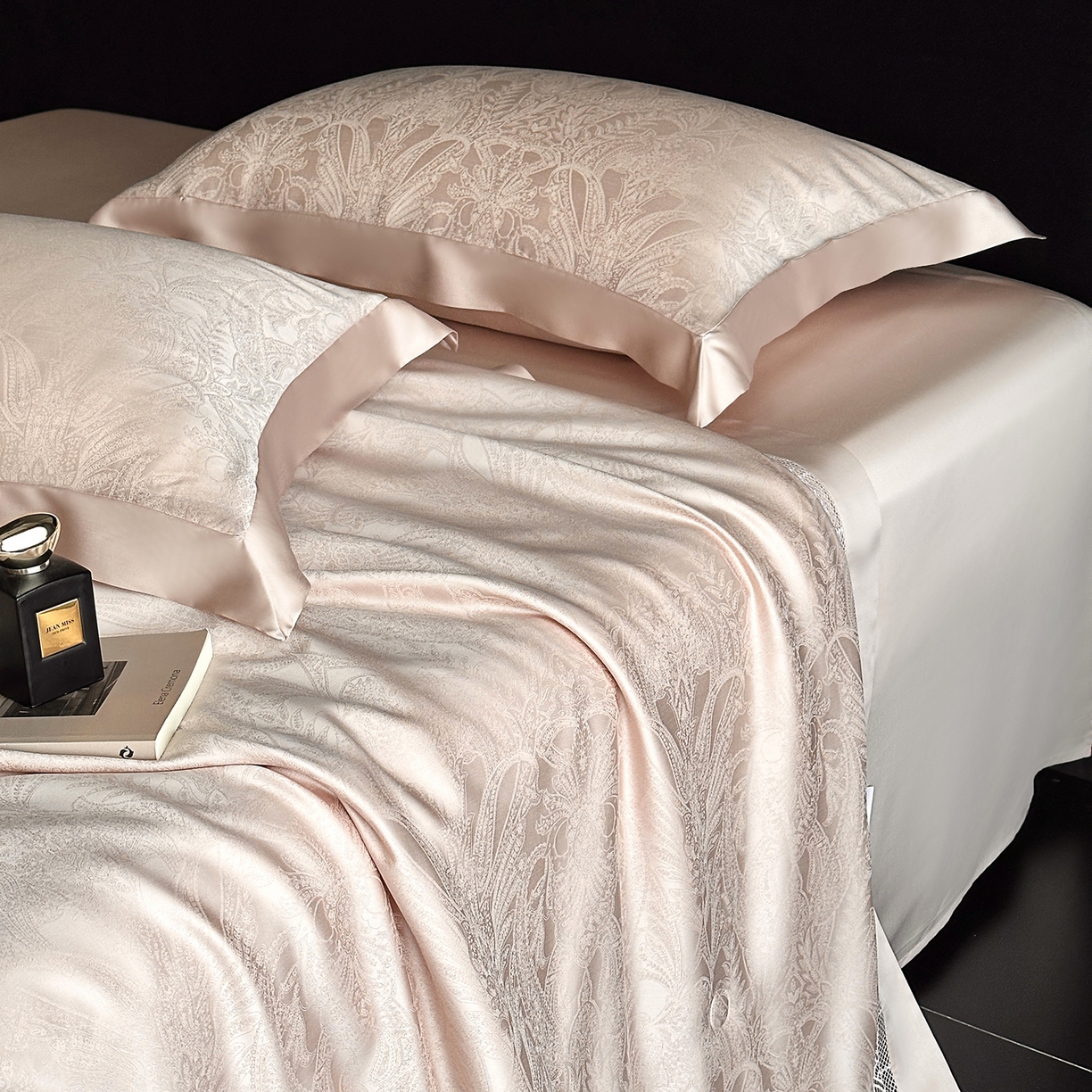 91家纺网 家纺一手货源 找家纺 南通朵美纺织品有限公司 2026新款100支天丝镂空提花斐庭系列夏被四件套 斐庭（粉玉）