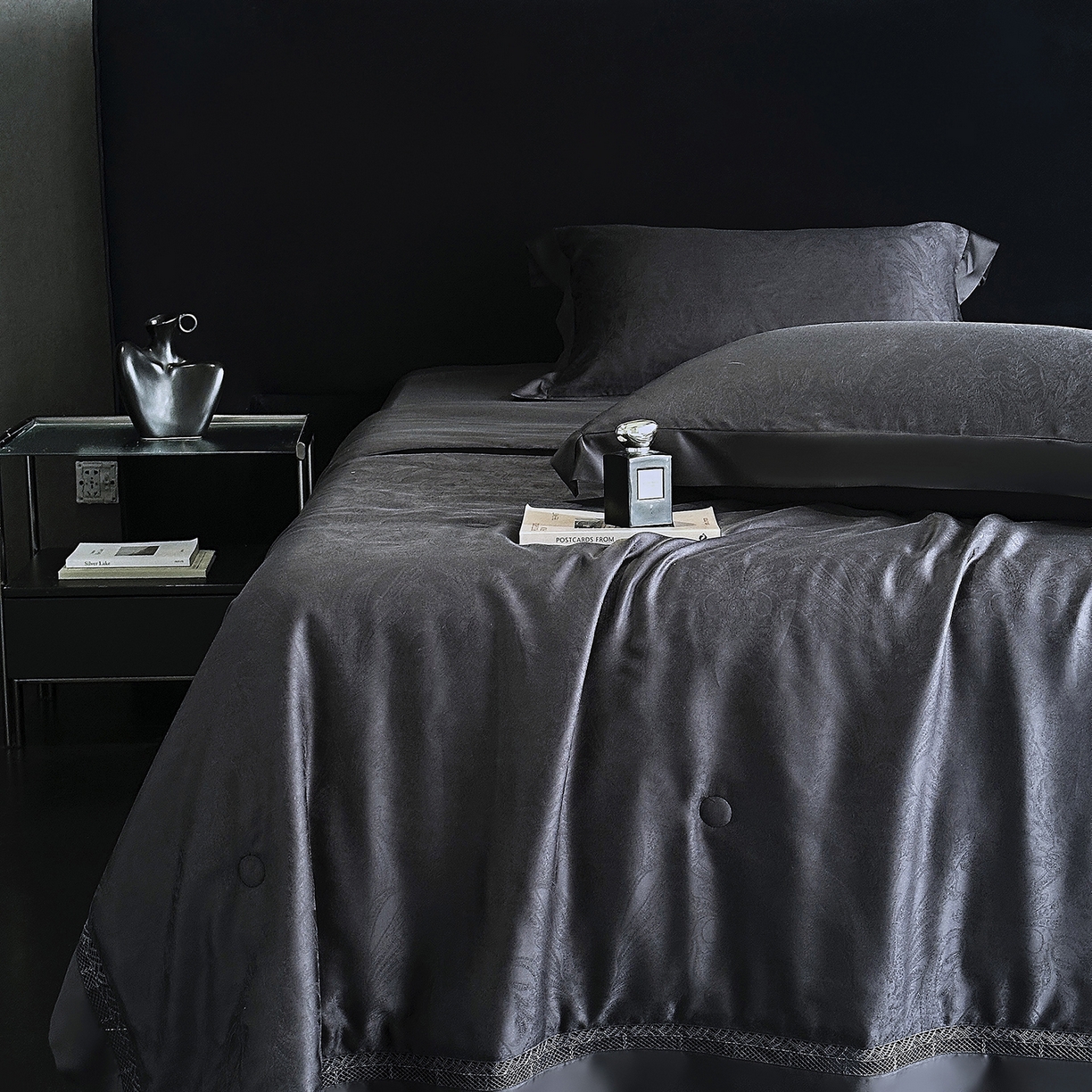 91家纺网 家纺一手货源 找家纺 南通朵美纺织品有限公司 2026新款100支天丝镂空提花斐庭系列夏被四件套 斐庭（黑灰）