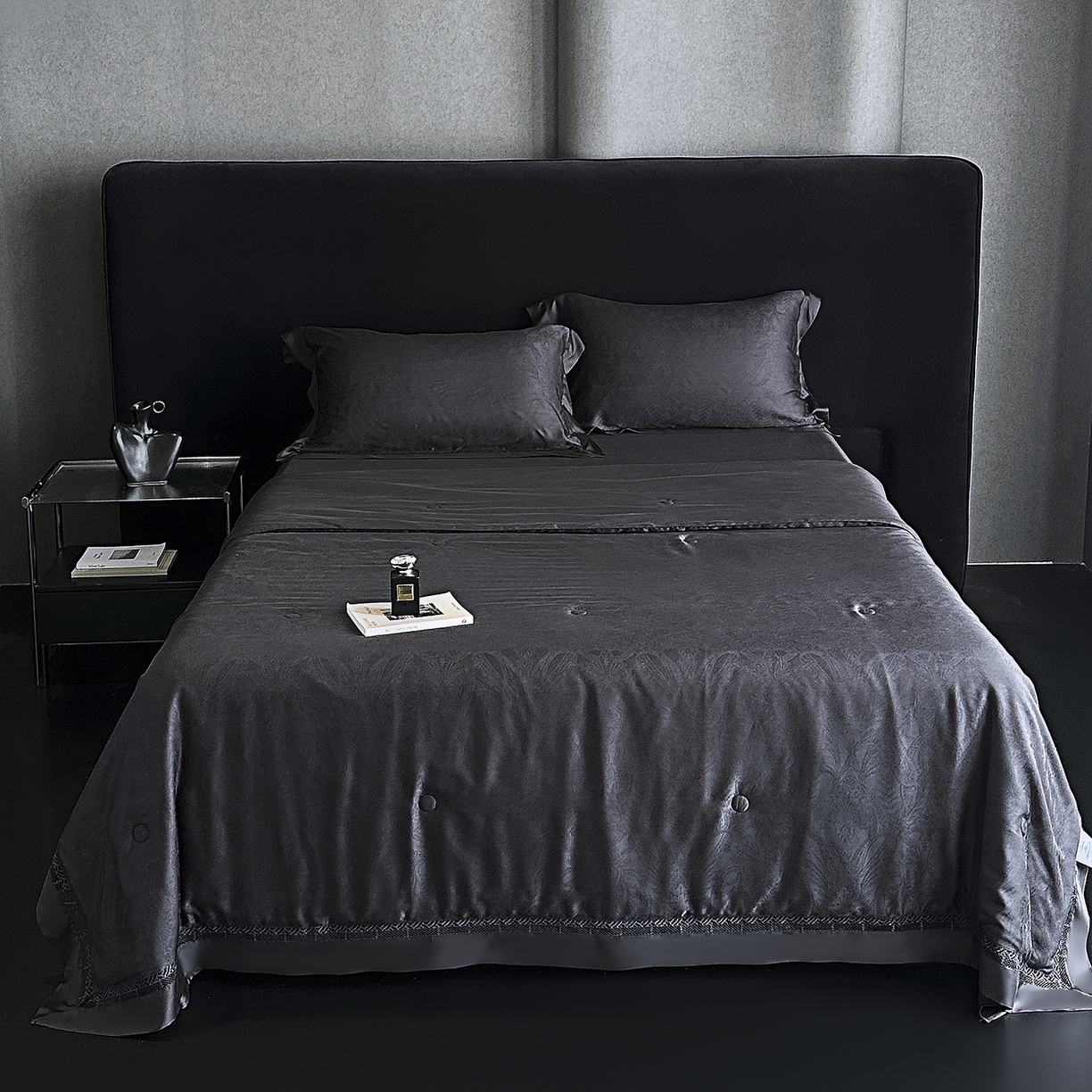 91家纺网 家纺一手货源 找家纺 南通朵美纺织品有限公司 2026新款100支天丝镂空提花斐庭系列夏被四件套 斐庭（黑灰）