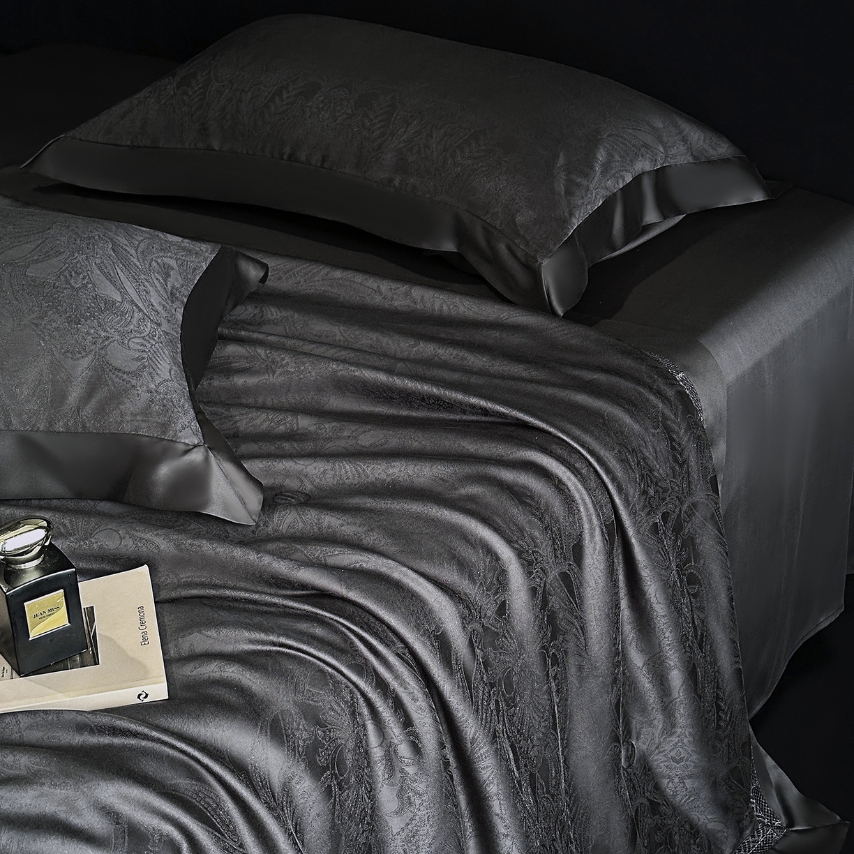 91家纺网 家纺一手货源 找家纺 南通朵美纺织品有限公司 2026新款100支天丝镂空提花斐庭系列夏被四件套 斐庭（黑灰）