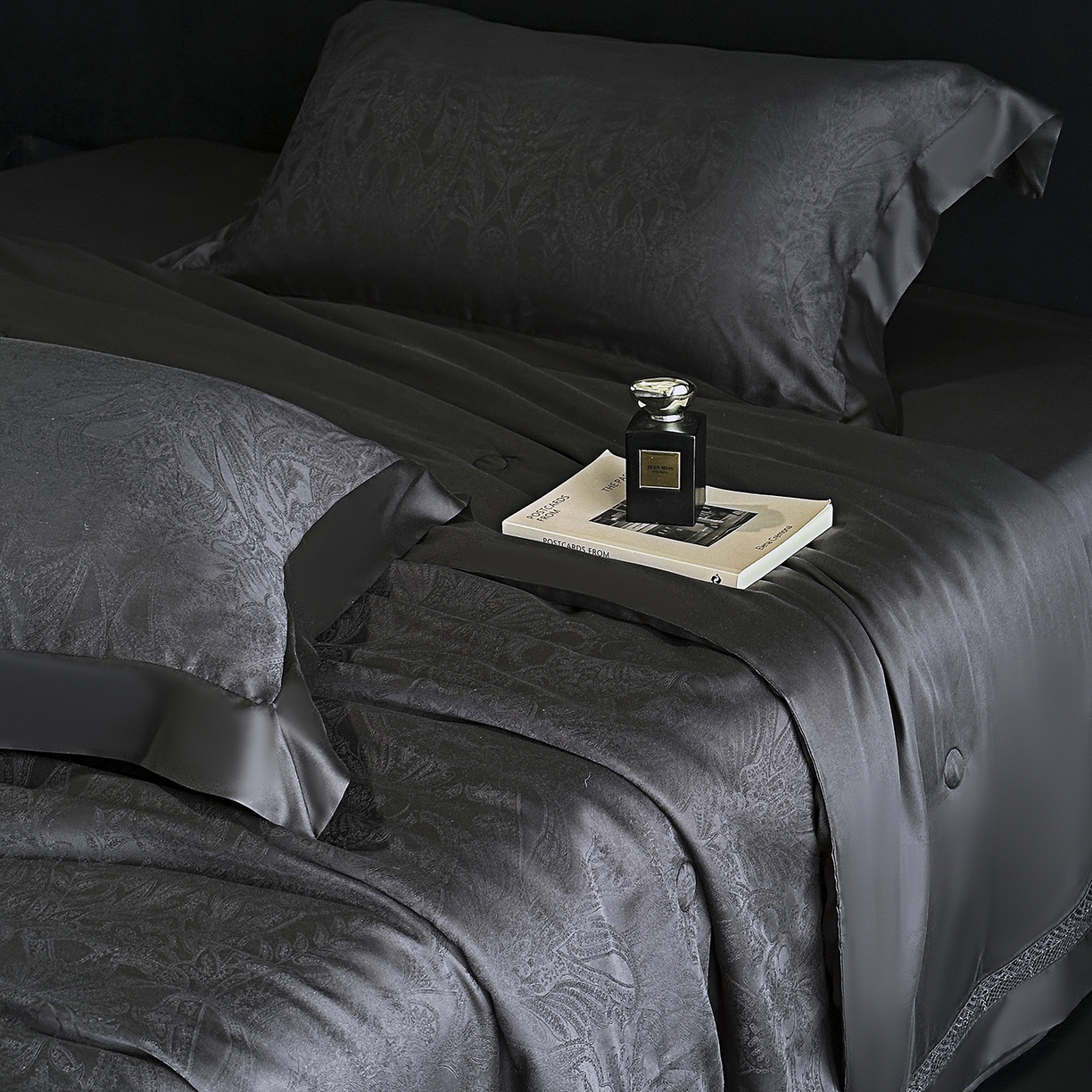 91家纺网 家纺一手货源 找家纺 南通朵美纺织品有限公司 2026新款100支天丝镂空提花斐庭系列夏被四件套 斐庭（黑灰）