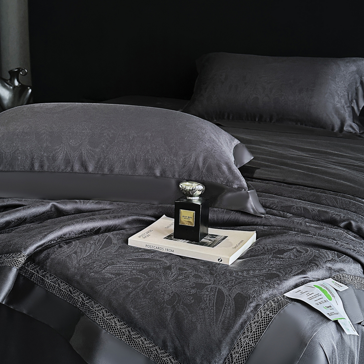 91家纺网 家纺一手货源 找家纺 南通朵美纺织品有限公司 2026新款100支天丝镂空提花斐庭系列夏被四件套 斐庭（黑灰）