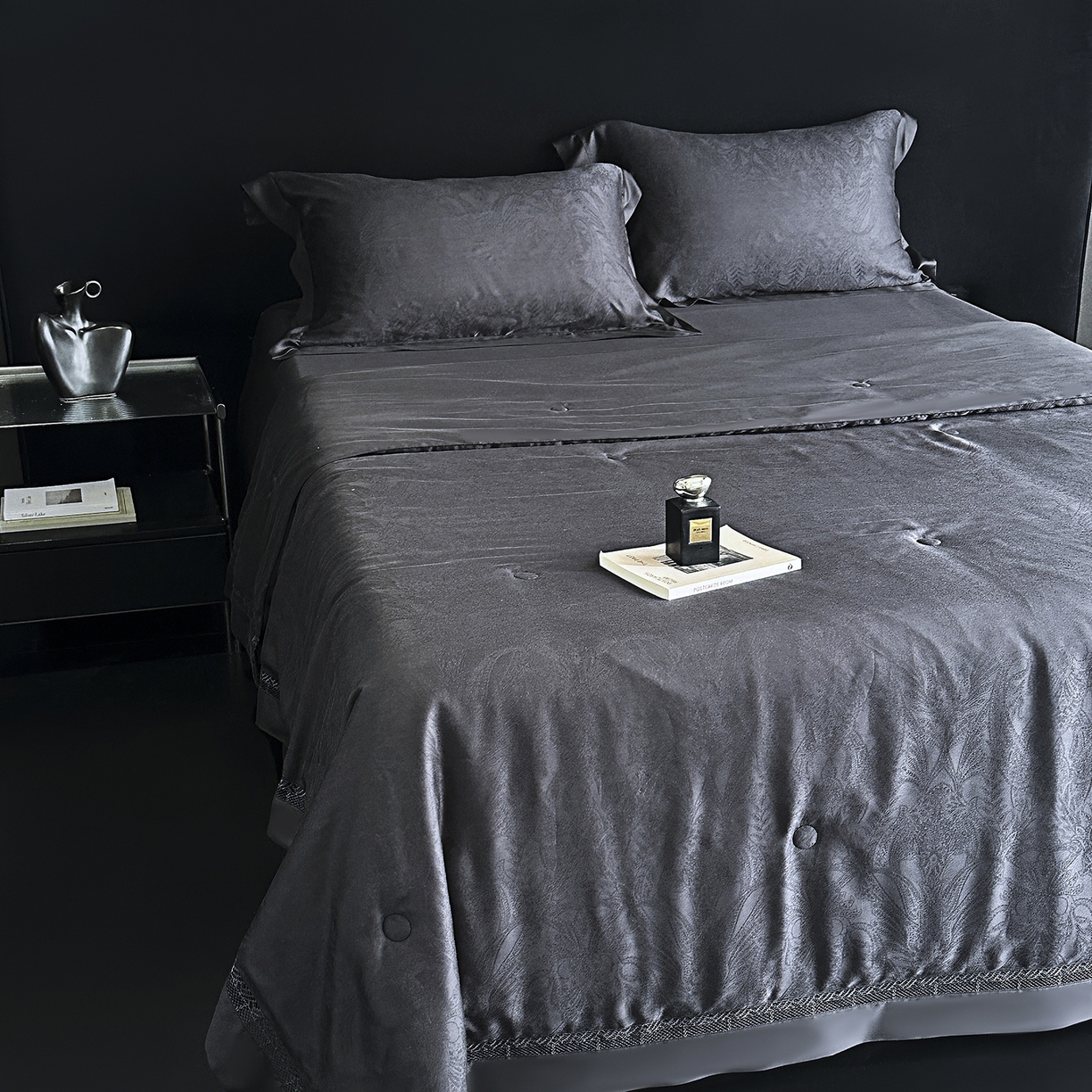 91家纺网 家纺一手货源 找家纺 南通朵美纺织品有限公司 2026新款100支天丝镂空提花斐庭系列夏被四件套 斐庭（黑灰）