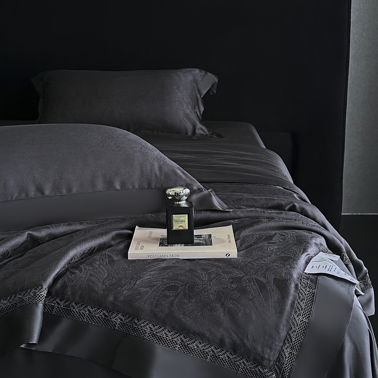 91家纺网 家纺一手货源 找家纺 南通朵美纺织品有限公司 2026新款100支天丝镂空提花斐庭系列夏被四件套 斐庭（黑灰）