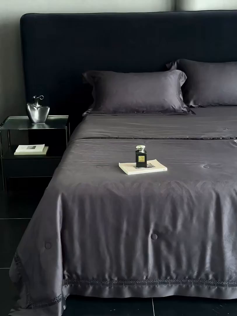 91家纺网 家纺一手货源 找家纺 南通朵美纺织品有限公司 2026新款100支天丝镂空提花斐庭系列夏被四件套 斐庭（黑灰）