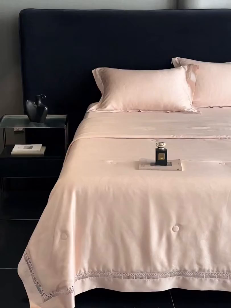 91家纺网 家纺一手货源 找家纺 南通朵美纺织品有限公司 2026新款100支天丝镂空提花斐庭系列夏被四件套 斐庭（粉玉）