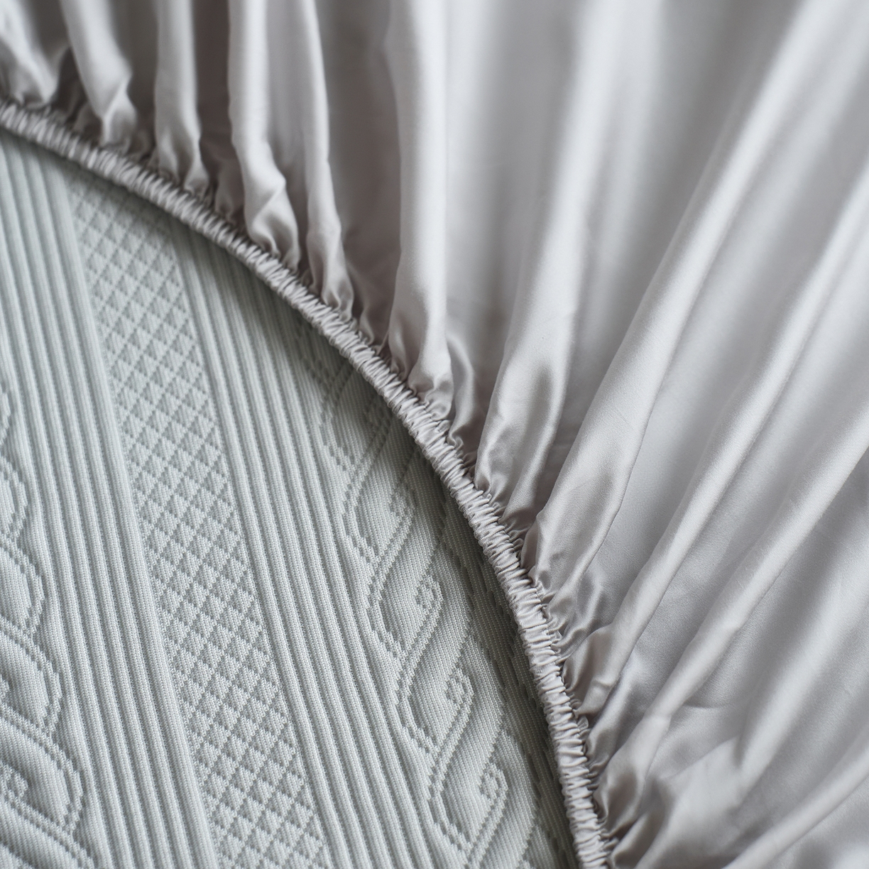 91家纺网 家纺一手货源 找家纺 安莱生活 2026新品A类“冰糕”高分子PE550D床笠款（含银丝款）三件套凉席第二批 素织-雾灰