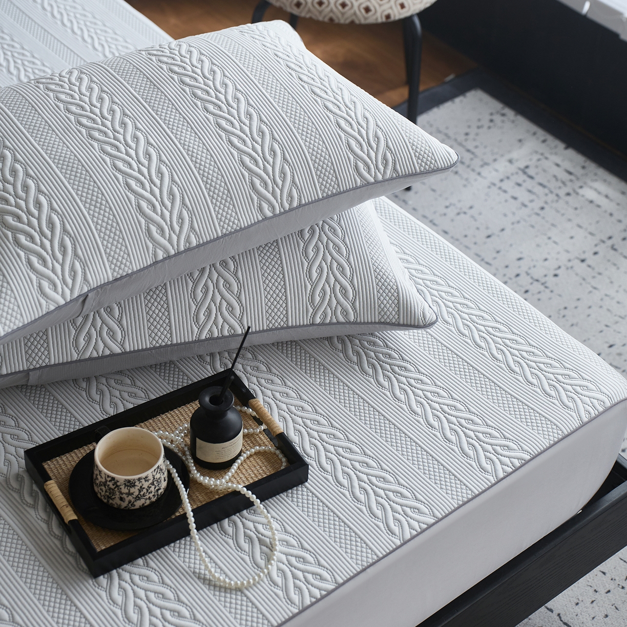 91家纺网 家纺一手货源 找家纺 安莱生活 2026新品A类“冰糕”高分子PE550D床笠款（含银丝款）三件套凉席第二批 素织-雾灰