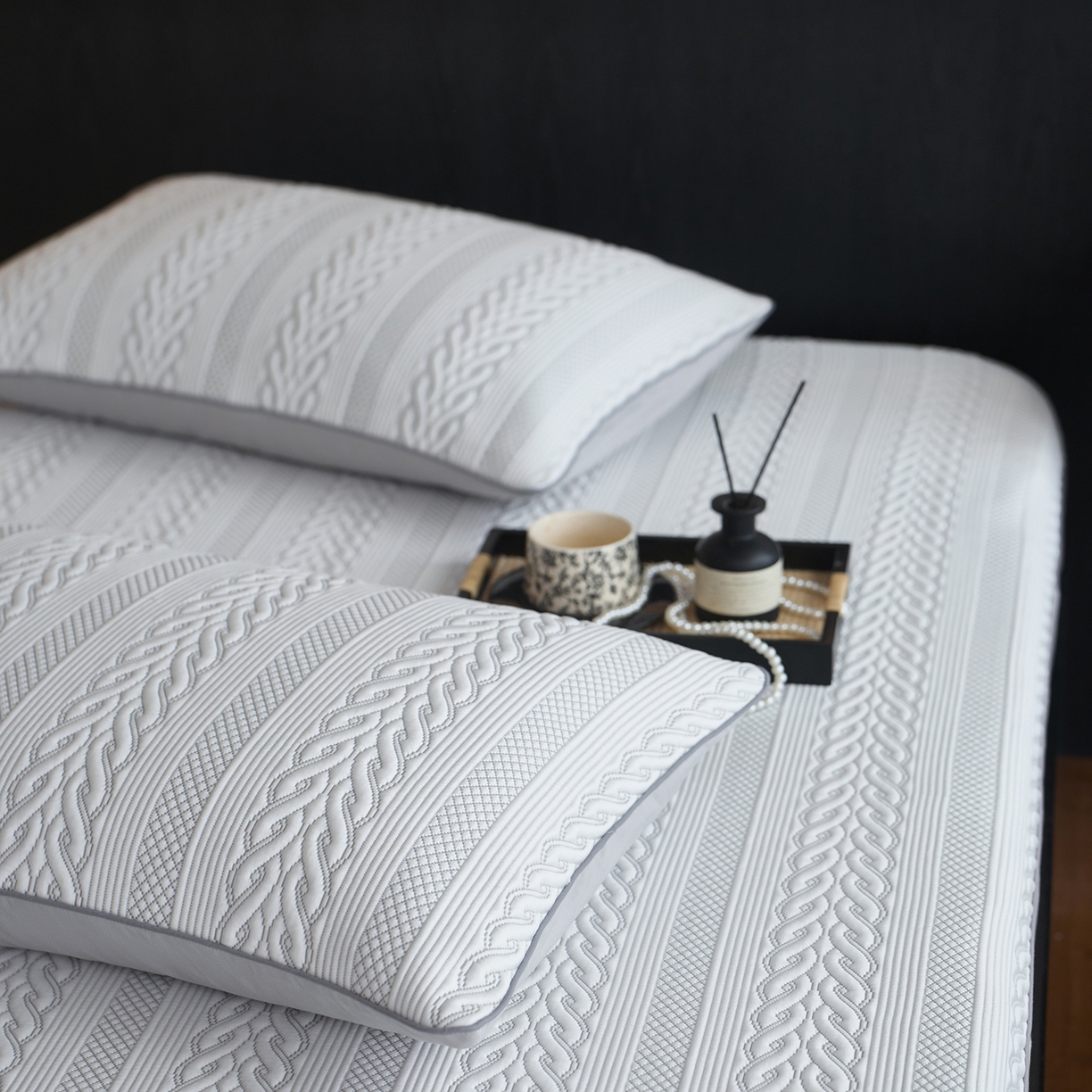 91家纺网 家纺一手货源 找家纺 安莱生活 2026新品A类“冰糕”高分子PE550D床笠款（含银丝款）三件套凉席第二批 素织-雾灰