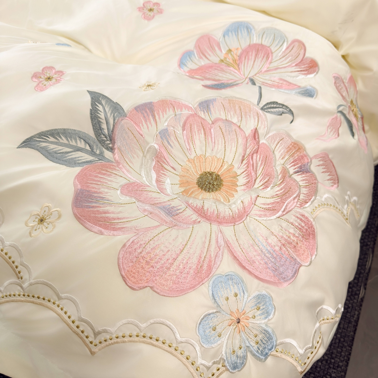 91家纺网 家纺一手货源 找家纺 色鬼布艺高端家居主号 2026新款水洗冰丝刺绣逐梦花园四件套 逐梦花园-白兰