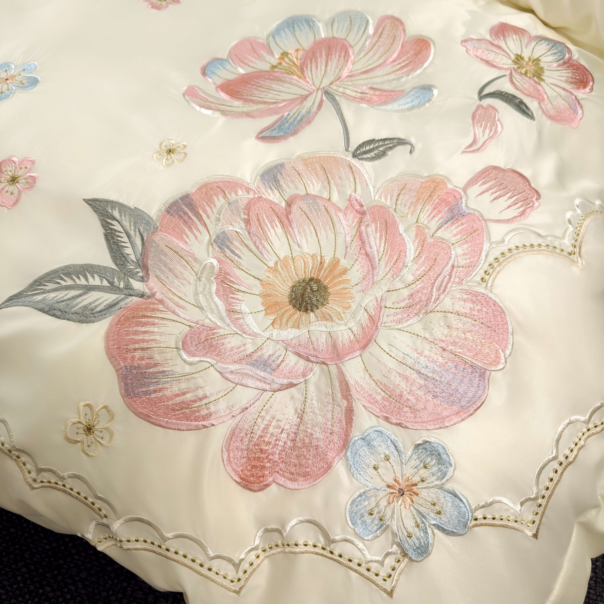 91家纺网 家纺一手货源 找家纺 色鬼布艺高端家居主号 2026新款水洗冰丝刺绣逐梦花园四件套 逐梦花园-纯洁白