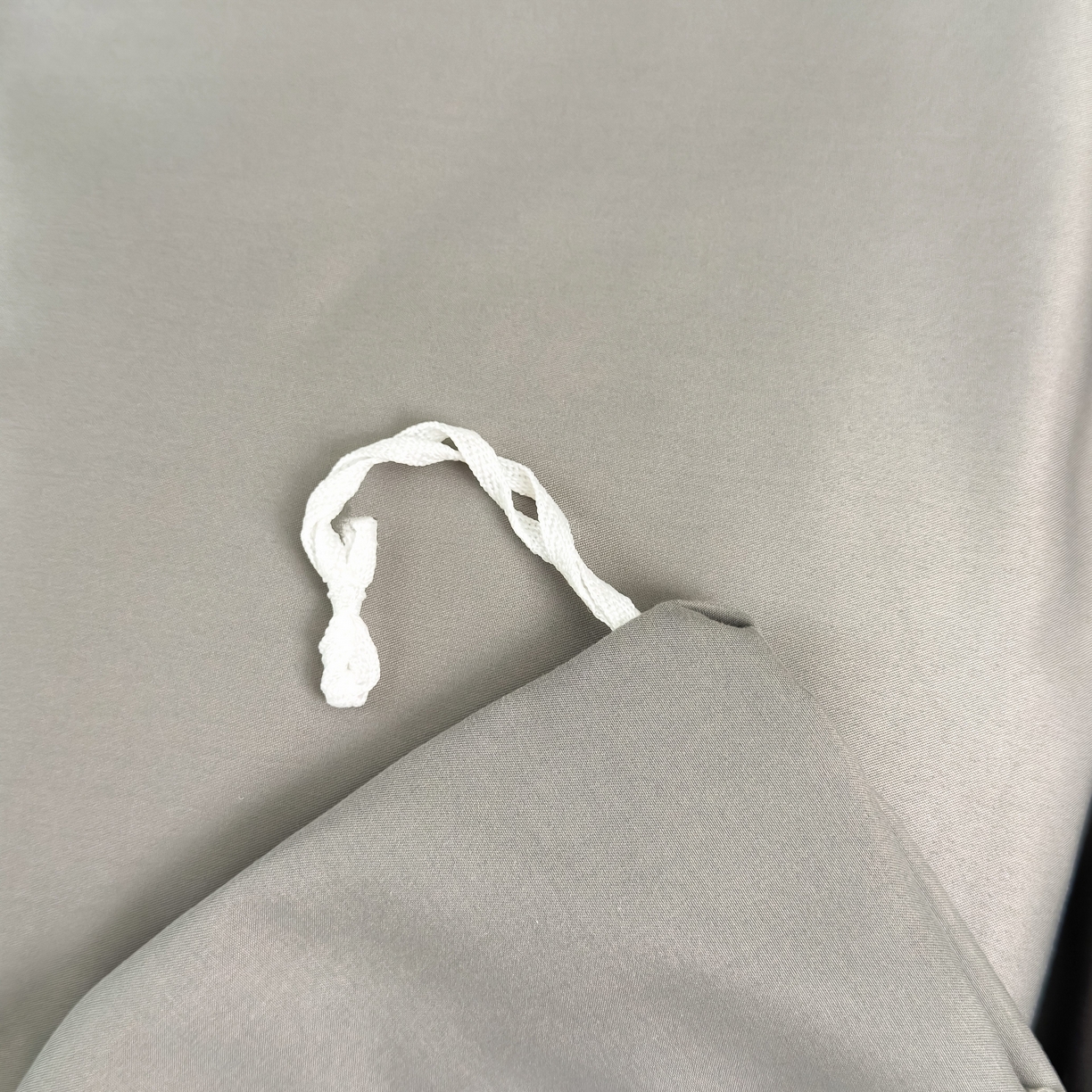 91家纺网 家纺一手货源 找家纺 色鬼布艺高端家居主号 2026新款水洗冰丝刺绣逐梦花园四件套 逐梦花园-高级灰