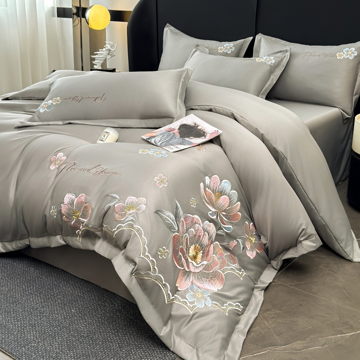 91家纺网 家纺一手货源 找家纺 色鬼布艺高端家居主号 2026新款水洗冰丝刺绣逐梦花园四件套 逐梦花园-高级灰