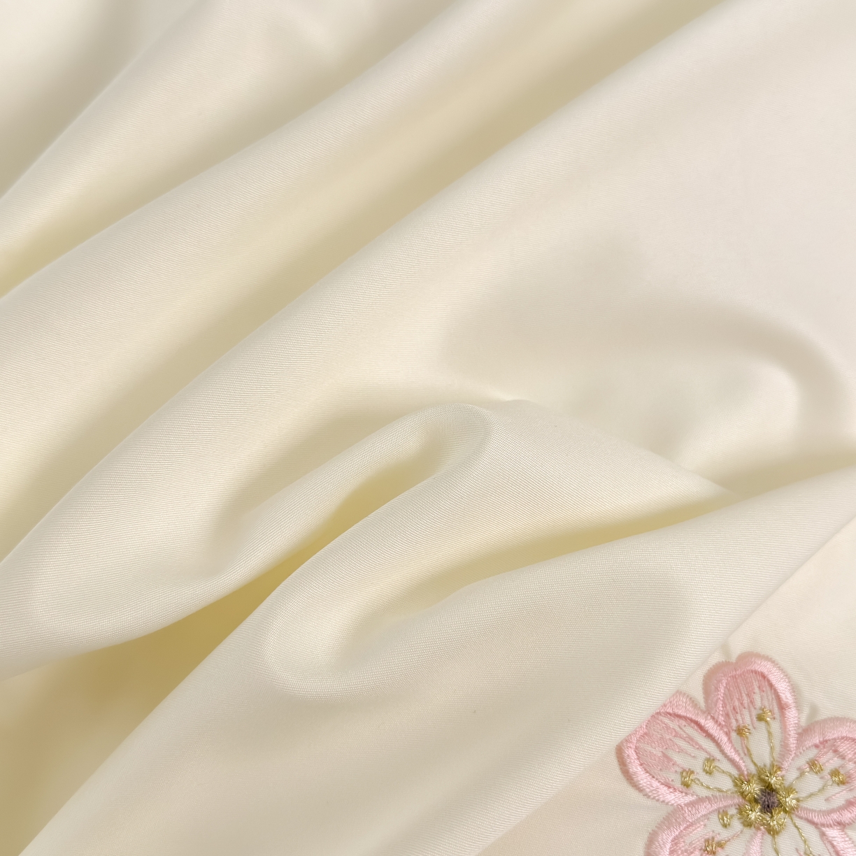 91家纺网 家纺一手货源 找家纺 色鬼布艺高端家居主号 2026新款水洗冰丝刺绣逐梦花园四件套 逐梦花园-纯洁白