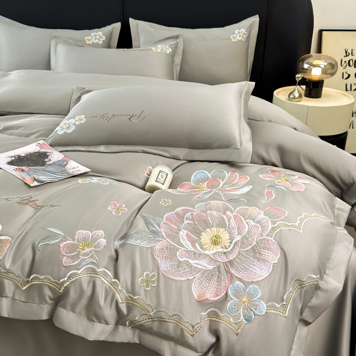 91家纺网 家纺一手货源 找家纺 色鬼布艺高端家居主号 2026新款水洗冰丝刺绣逐梦花园四件套 逐梦花园-高级灰