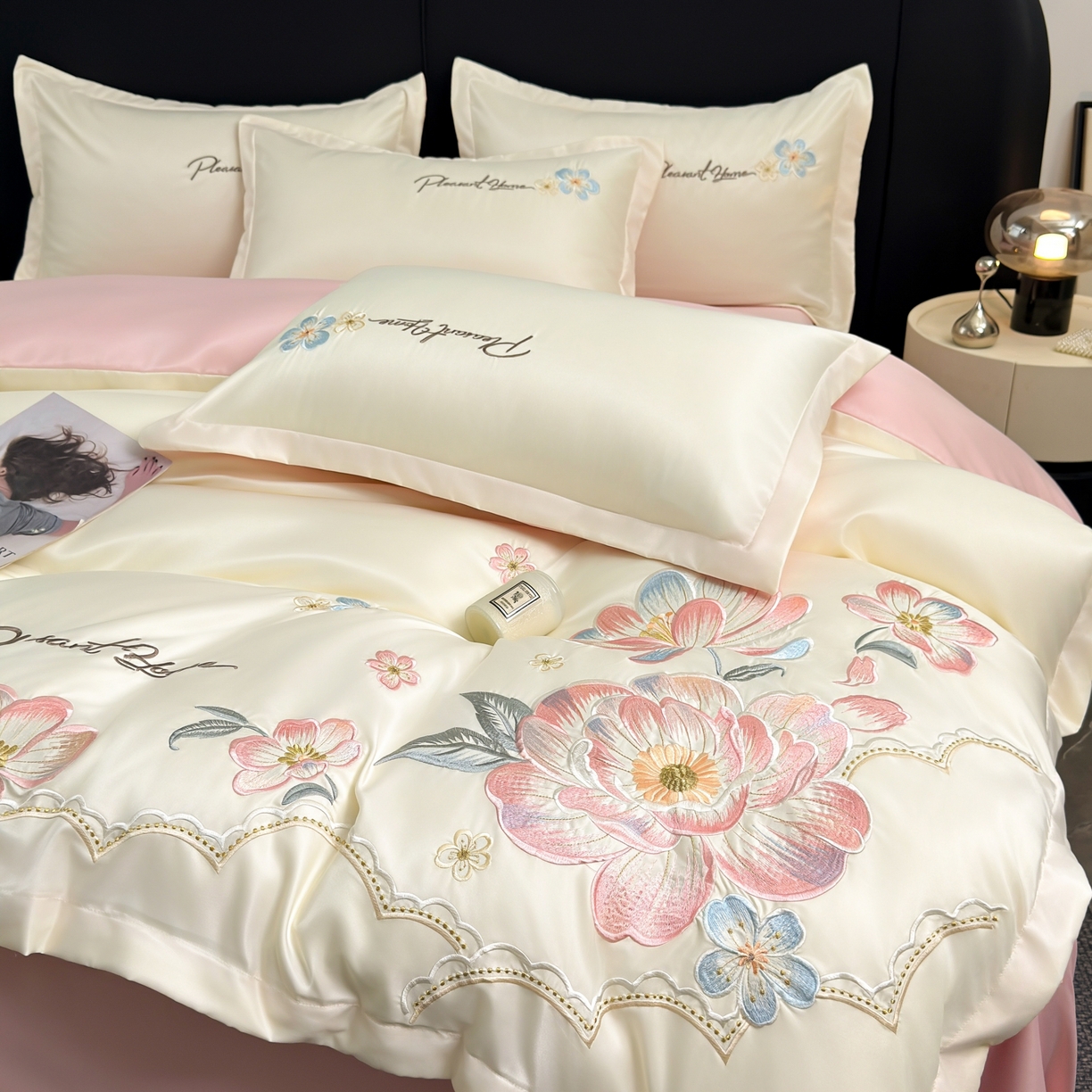 91家纺网 家纺一手货源 找家纺 色鬼布艺高端家居主号 2026新款水洗冰丝刺绣逐梦花园四件套 逐梦花园-白桃