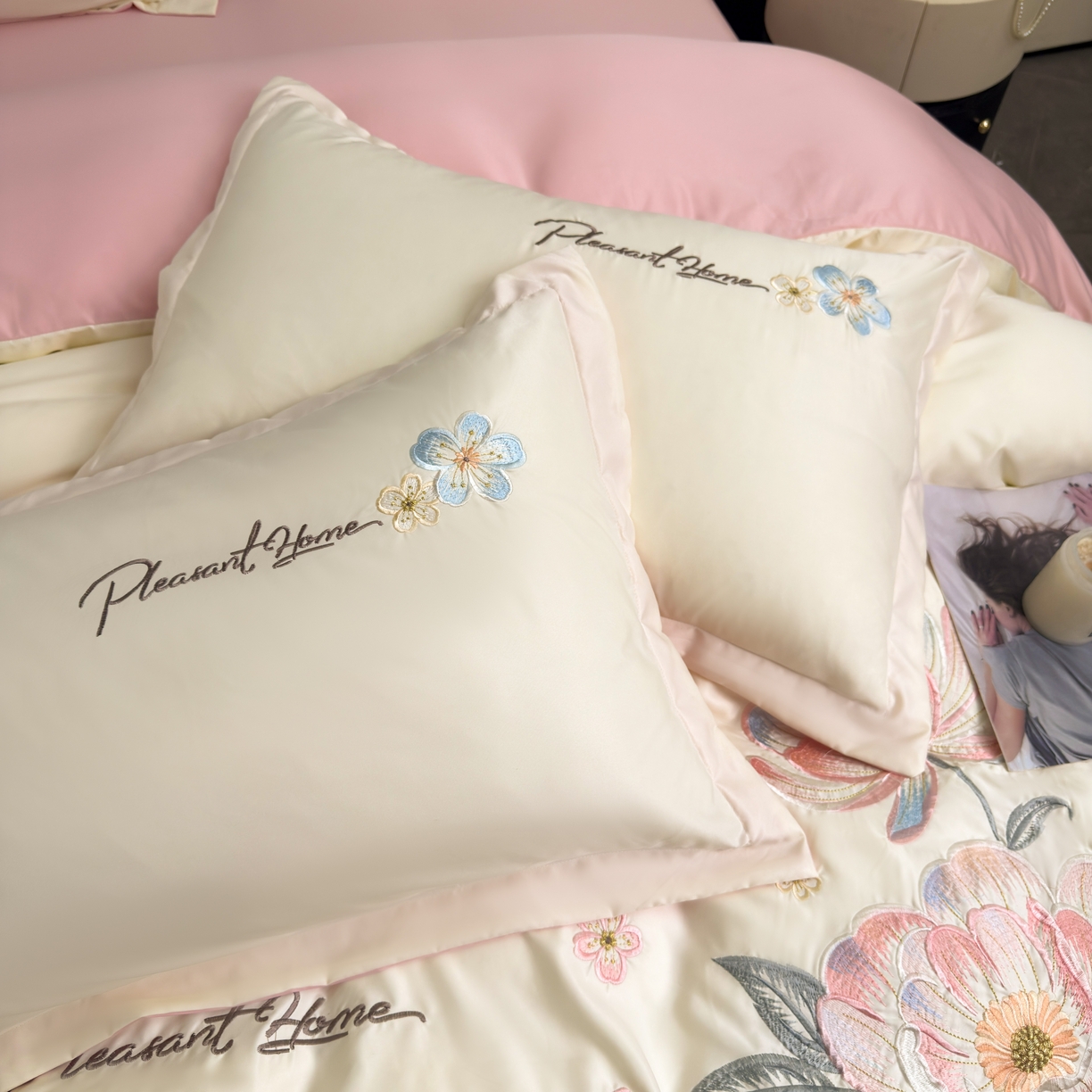 91家纺网 家纺一手货源 找家纺 色鬼布艺高端家居主号 2026新款水洗冰丝刺绣逐梦花园四件套 逐梦花园-白桃