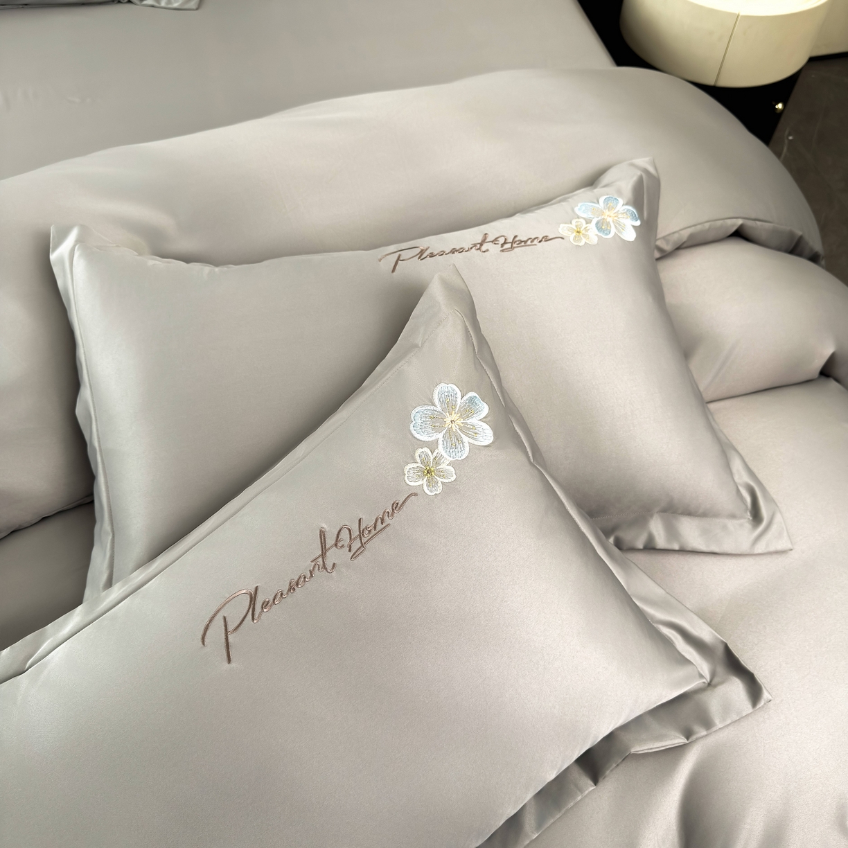 91家纺网 家纺一手货源 找家纺 色鬼布艺高端家居主号 2026新款水洗冰丝刺绣逐梦花园四件套 逐梦花园-高级灰