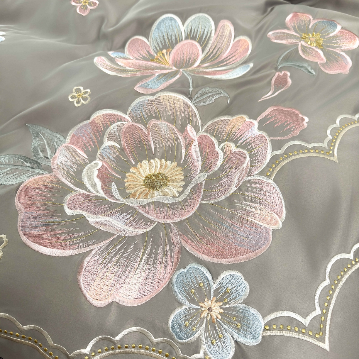 91家纺网 家纺一手货源 找家纺 色鬼布艺高端家居主号 2026新款水洗冰丝刺绣逐梦花园四件套 逐梦花园-高级灰