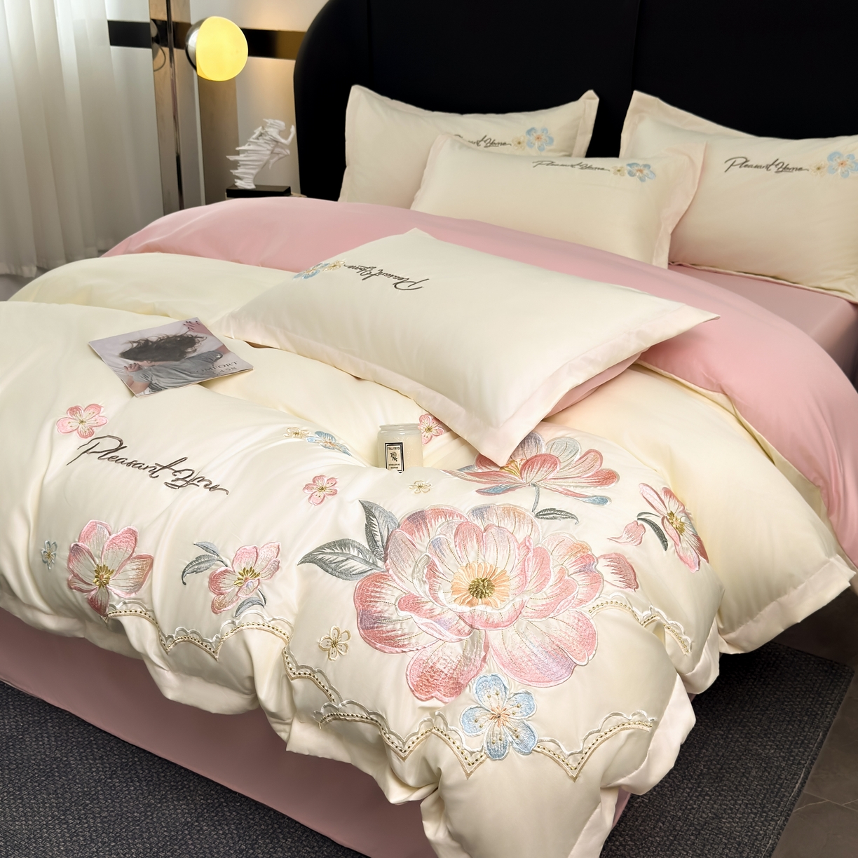 91家纺网 家纺一手货源 找家纺 色鬼布艺高端家居主号 2026新款水洗冰丝刺绣逐梦花园四件套 逐梦花园-白桃