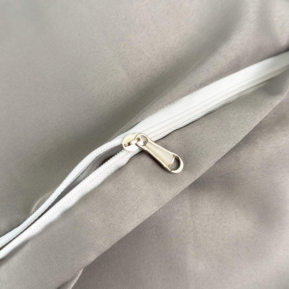 91家纺网 家纺一手货源 找家纺 色鬼布艺高端家居主号 2026新款水洗冰丝刺绣逐梦花园四件套 逐梦花园-高级灰