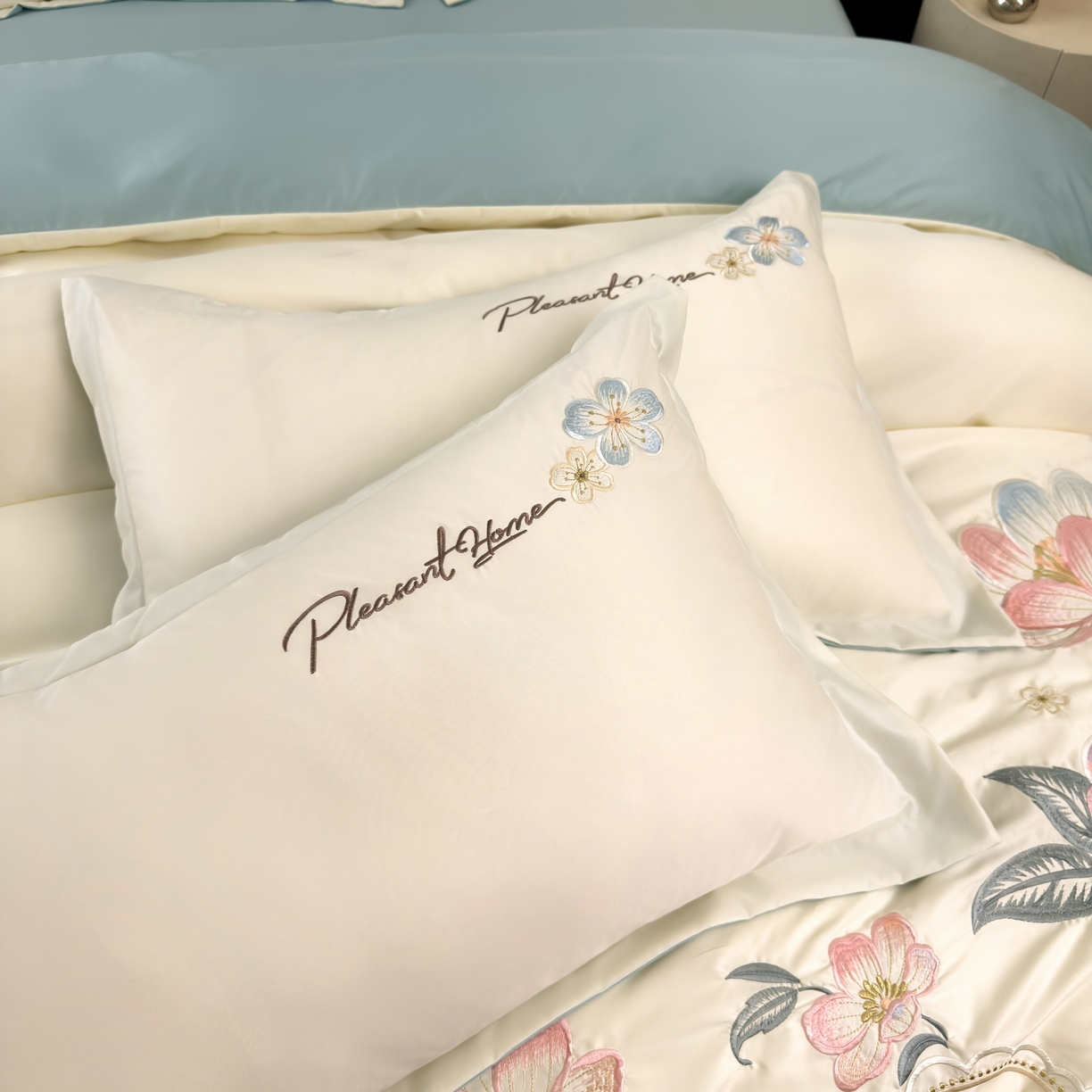 91家纺网 家纺一手货源 找家纺 色鬼布艺高端家居主号 2026新款水洗冰丝刺绣逐梦花园四件套 逐梦花园-白兰