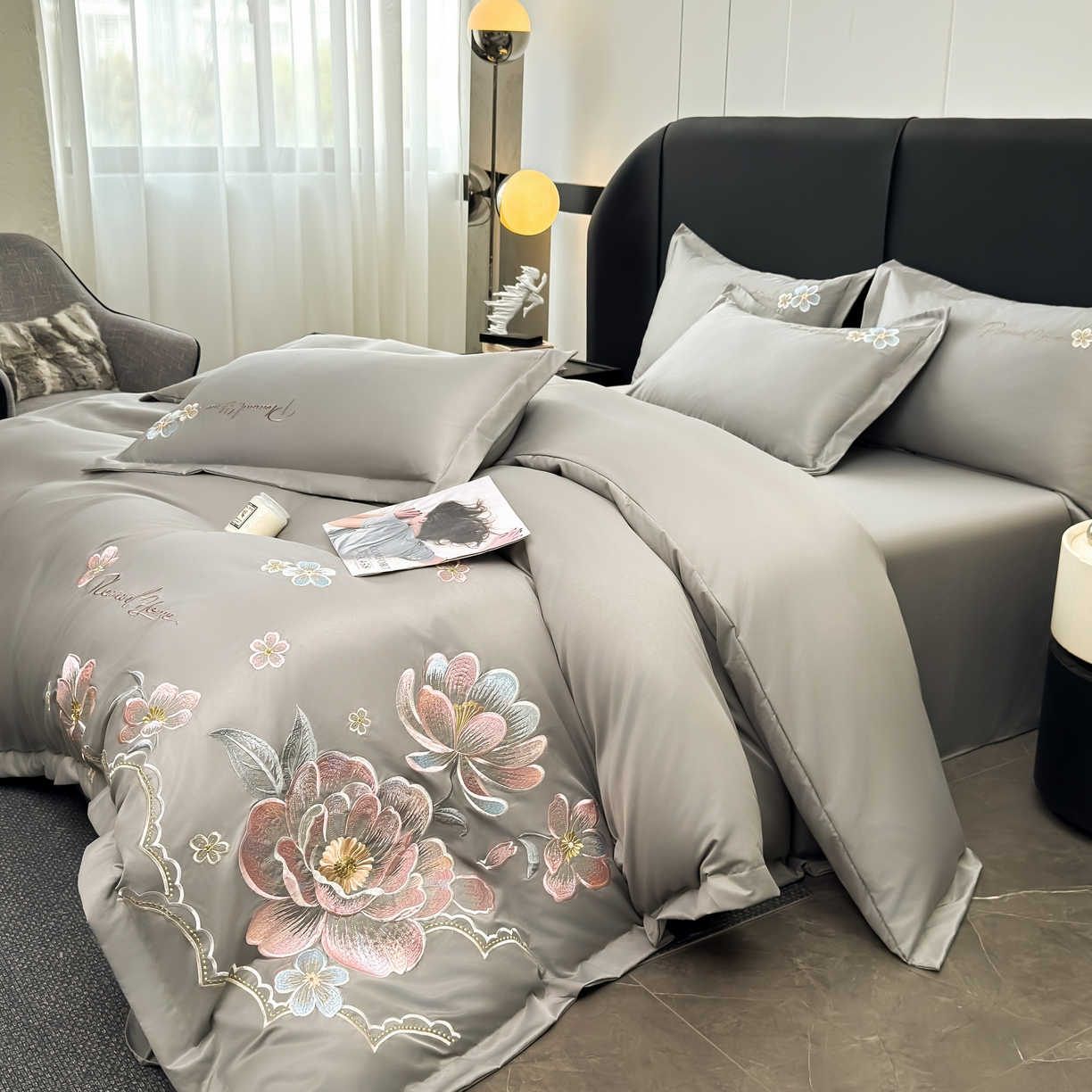 91家纺网 家纺一手货源 找家纺 色鬼布艺高端家居主号 2026新款水洗冰丝刺绣逐梦花园四件套 逐梦花园-高级灰