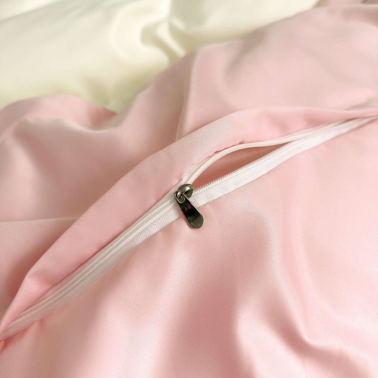 91家纺网 家纺一手货源 找家纺 色鬼布艺高端家居主号 2026新款水洗冰丝刺绣逐梦花园四件套 逐梦花园-白桃