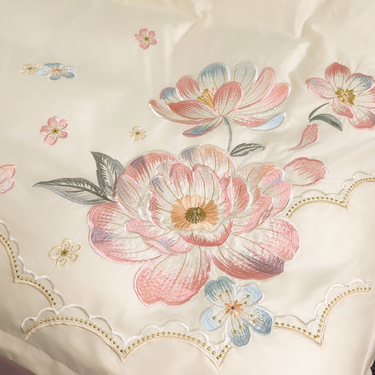 91家纺网 家纺一手货源 找家纺 色鬼布艺高端家居主号 2026新款水洗冰丝刺绣逐梦花园四件套 逐梦花园-白桃