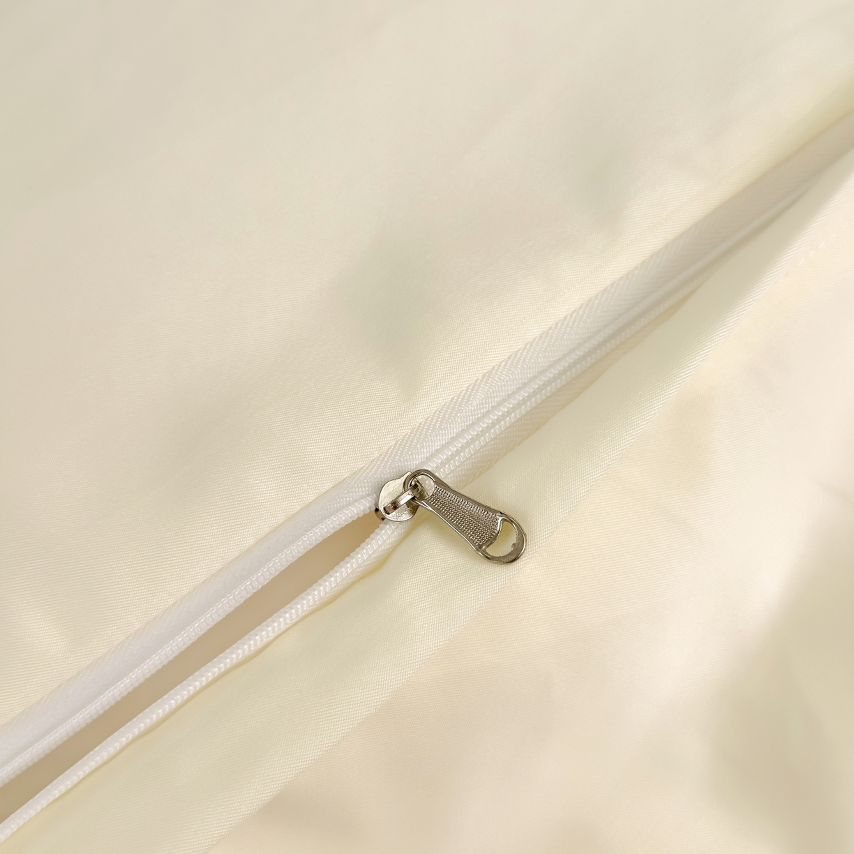 91家纺网 家纺一手货源 找家纺 色鬼布艺高端家居主号 2026新款水洗冰丝刺绣逐梦花园四件套 逐梦花园-纯洁白