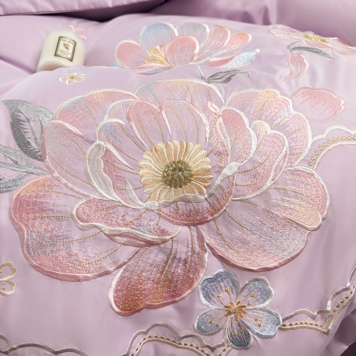 91家纺网 家纺一手货源 找家纺 色鬼布艺高端家居主号 2026新款水洗冰丝刺绣逐梦花园四件套 逐梦花园-芋泥紫