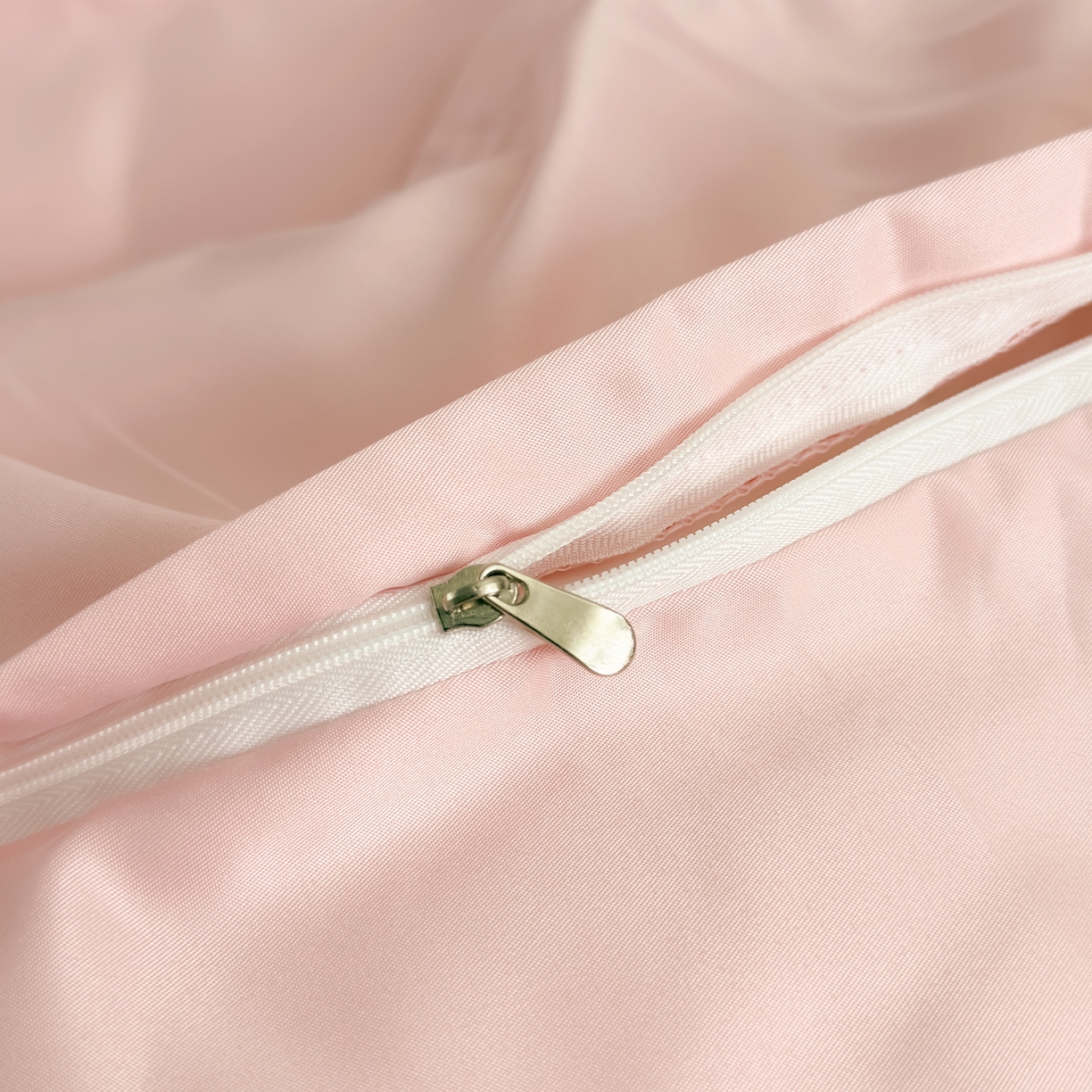 91家纺网 家纺一手货源 找家纺 色鬼布艺高端家居主号 2026新款水洗冰丝刺绣逐梦花园四件套 逐梦花园-温柔粉