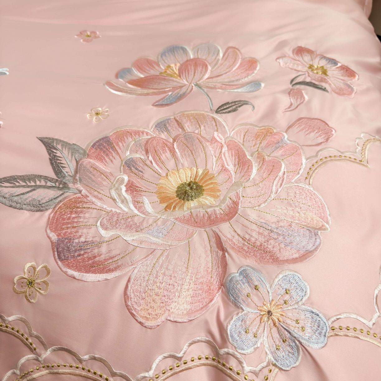 91家纺网 家纺一手货源 找家纺 色鬼布艺高端家居主号 2026新款水洗冰丝刺绣逐梦花园四件套 逐梦花园-温柔粉