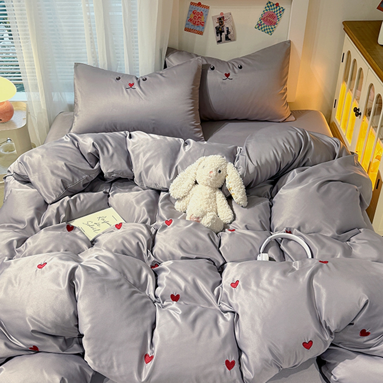 91家纺网 家纺一手货源 找家纺 色鬼布艺高端家居主号 2026春夏新款小清新元气刺绣水洗真丝四件套 爱心-灰