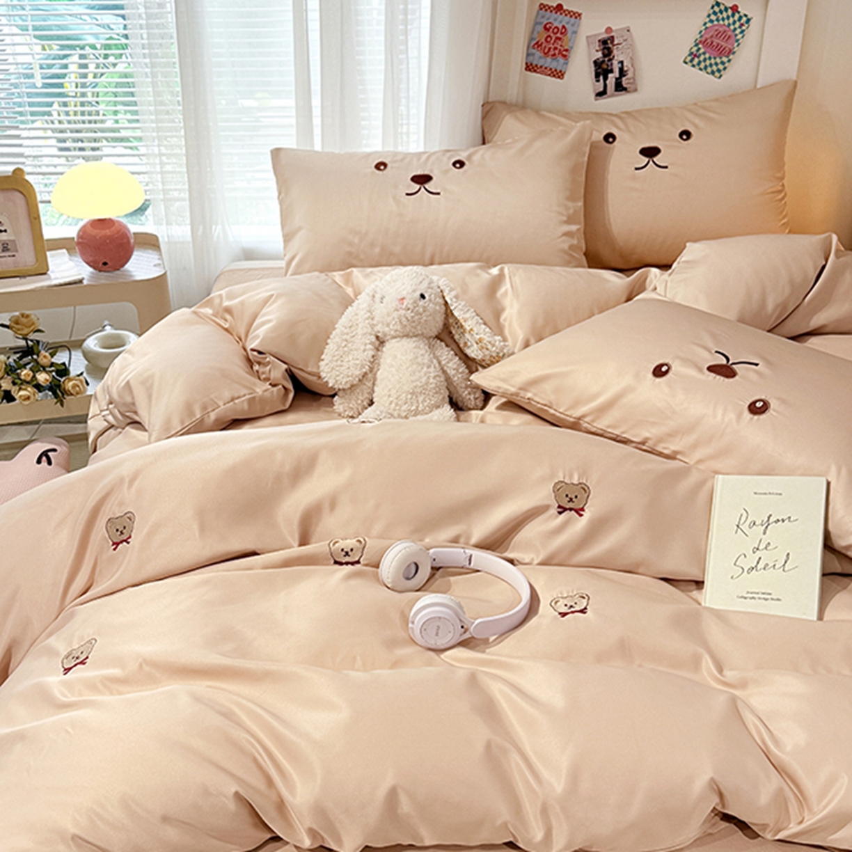 91家纺网 家纺一手货源 找家纺 色鬼布艺高端家居主号 2026春夏新款小清新元气刺绣水洗真丝四件套 小熊-奶咖