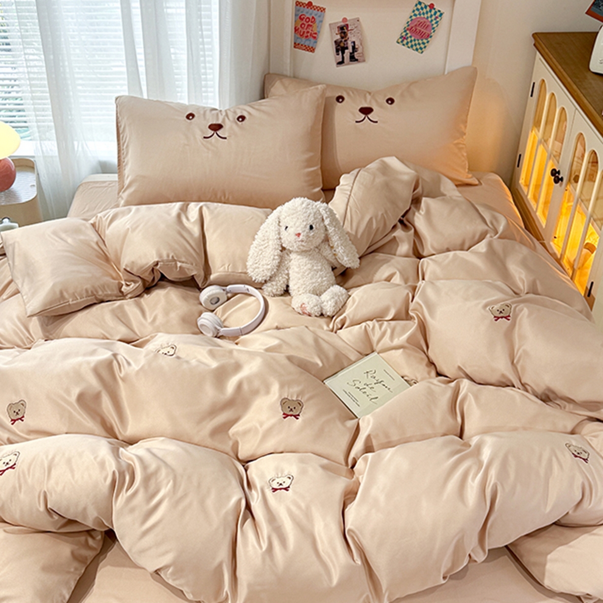 91家纺网 家纺一手货源 找家纺 色鬼布艺高端家居主号 2026春夏新款小清新元气刺绣水洗真丝四件套 小熊-奶咖