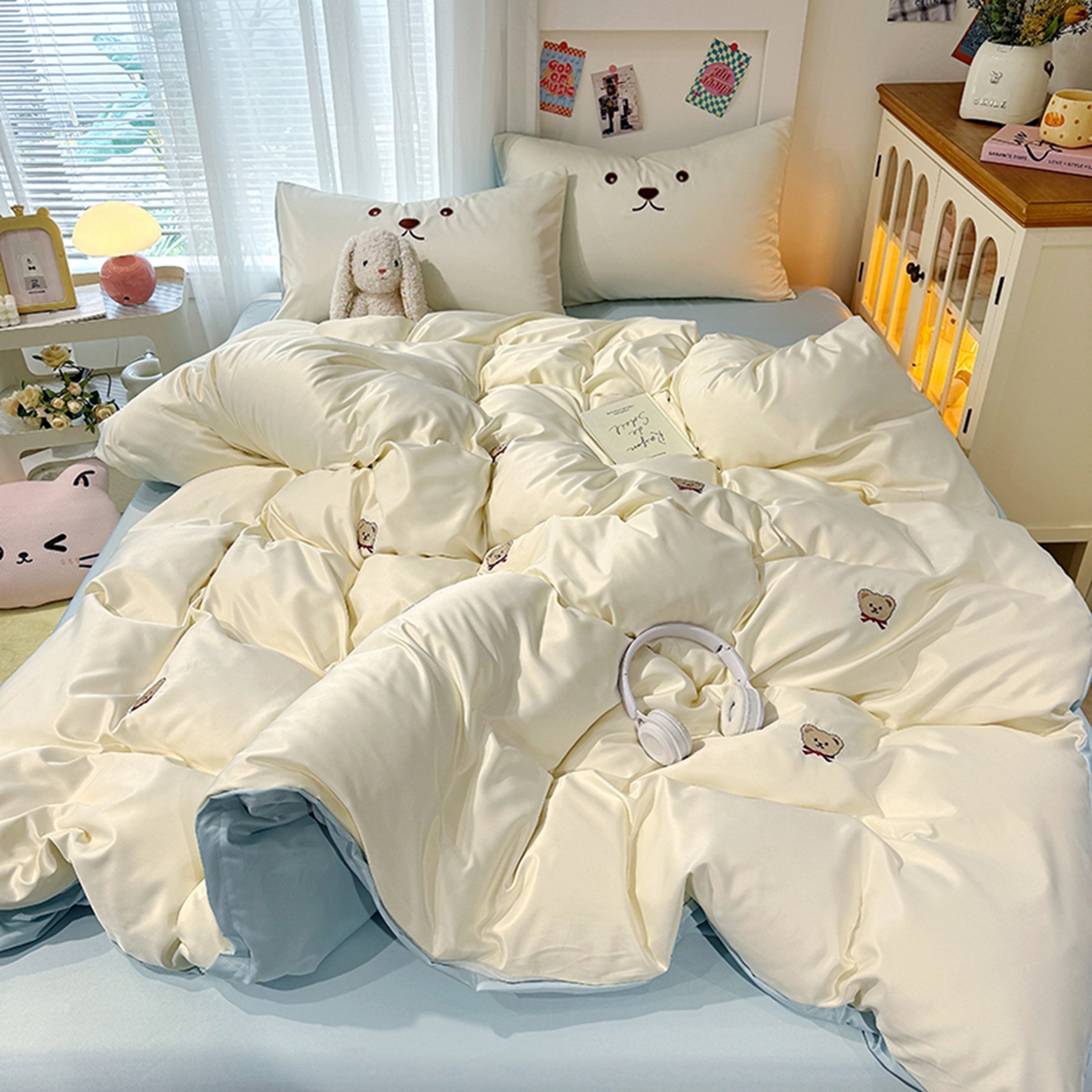 91家纺网 家纺一手货源 找家纺 色鬼布艺高端家居主号 2026春夏新款小清新元气刺绣水洗真丝四件套 小熊-白蓝