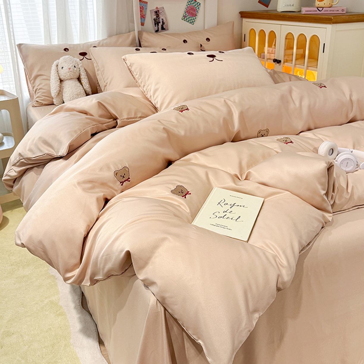 91家纺网 家纺一手货源 找家纺 色鬼布艺高端家居主号 2026春夏新款小清新元气刺绣水洗真丝四件套 小熊-奶咖