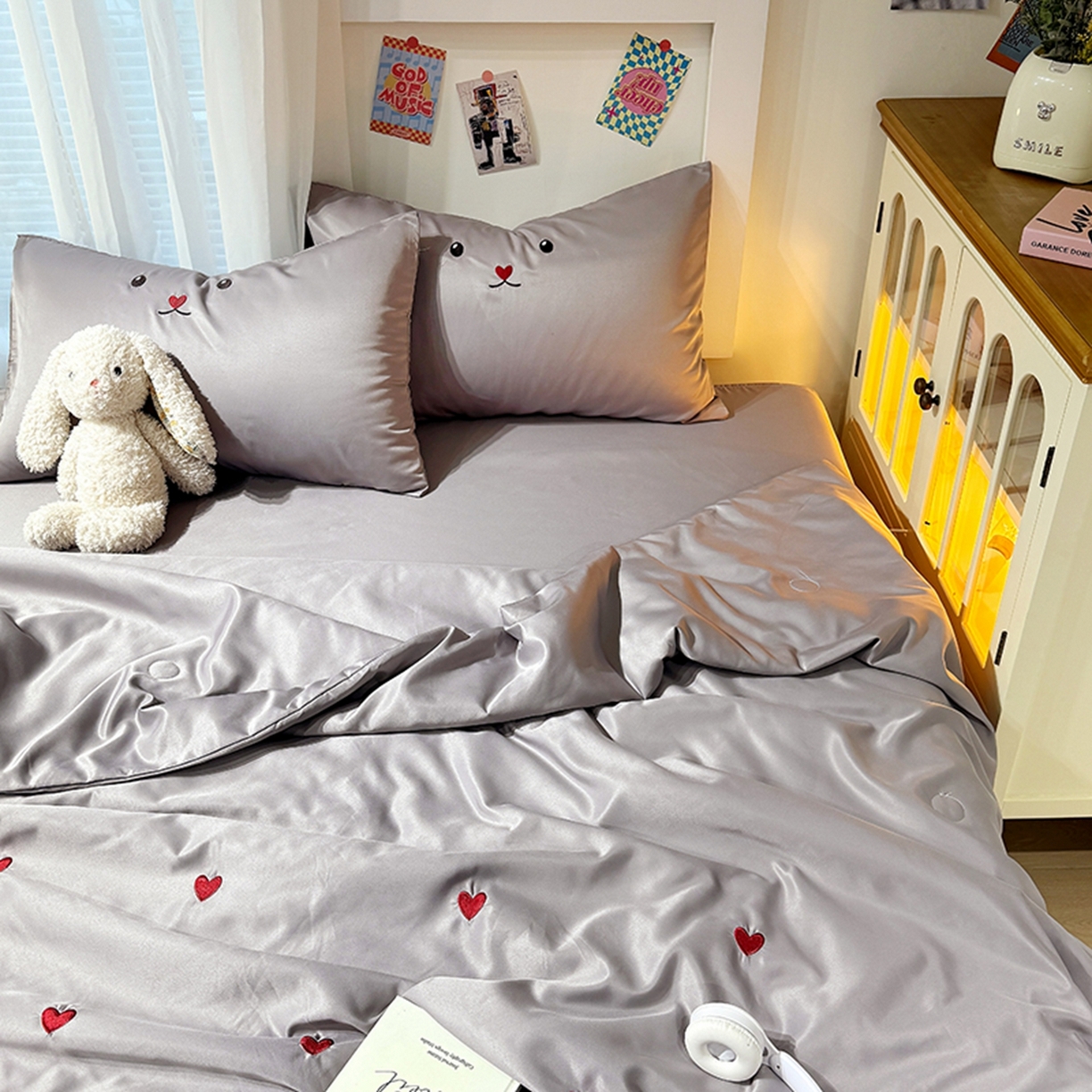 91家纺网 家纺一手货源 找家纺 色鬼布艺高端家居主号 2026春夏新款小清新元气刺绣水洗真丝四件套 爱心-灰