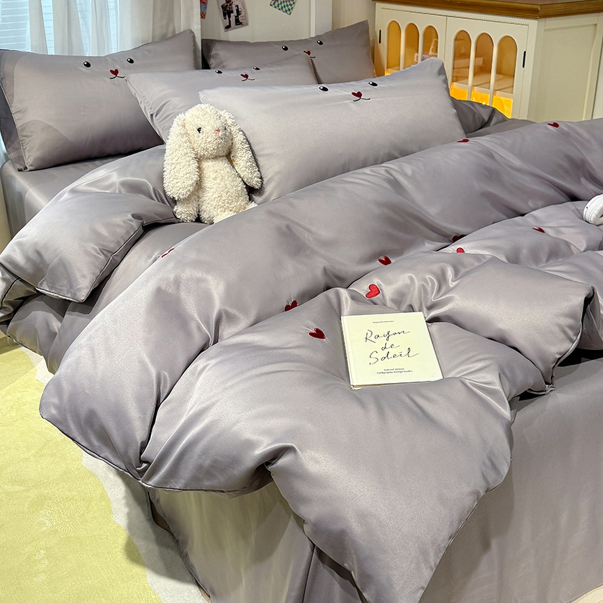 91家纺网 家纺一手货源 找家纺 色鬼布艺高端家居主号 2026春夏新款小清新元气刺绣水洗真丝四件套 爱心-灰