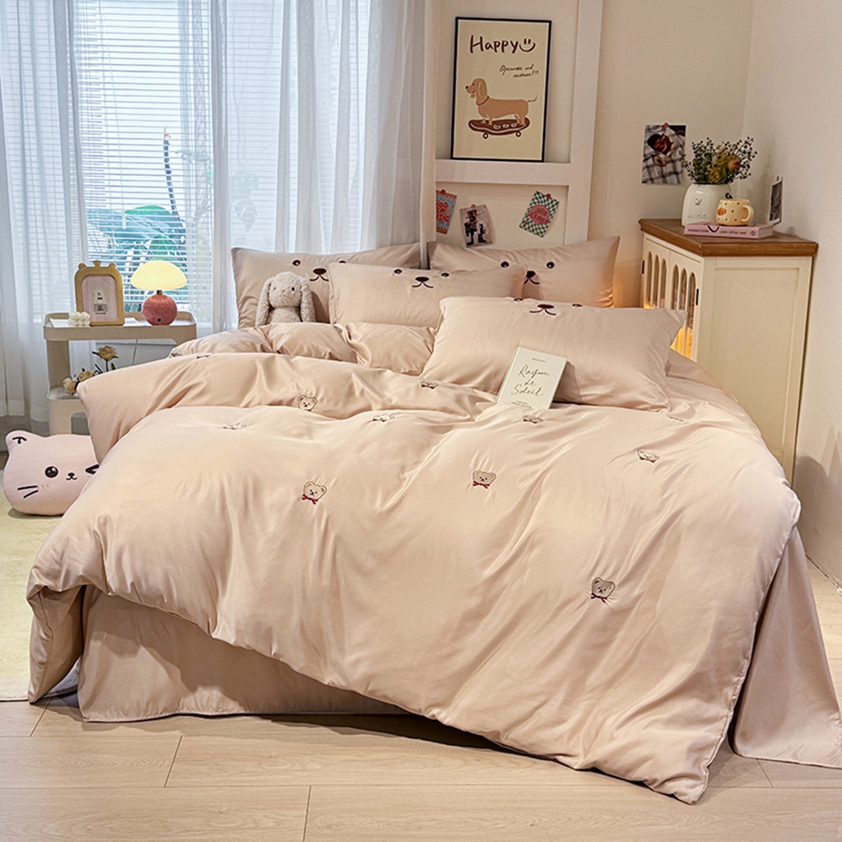 91家纺网 家纺一手货源 找家纺 色鬼布艺高端家居主号 2026春夏新款小清新元气刺绣水洗真丝四件套 小熊-奶咖