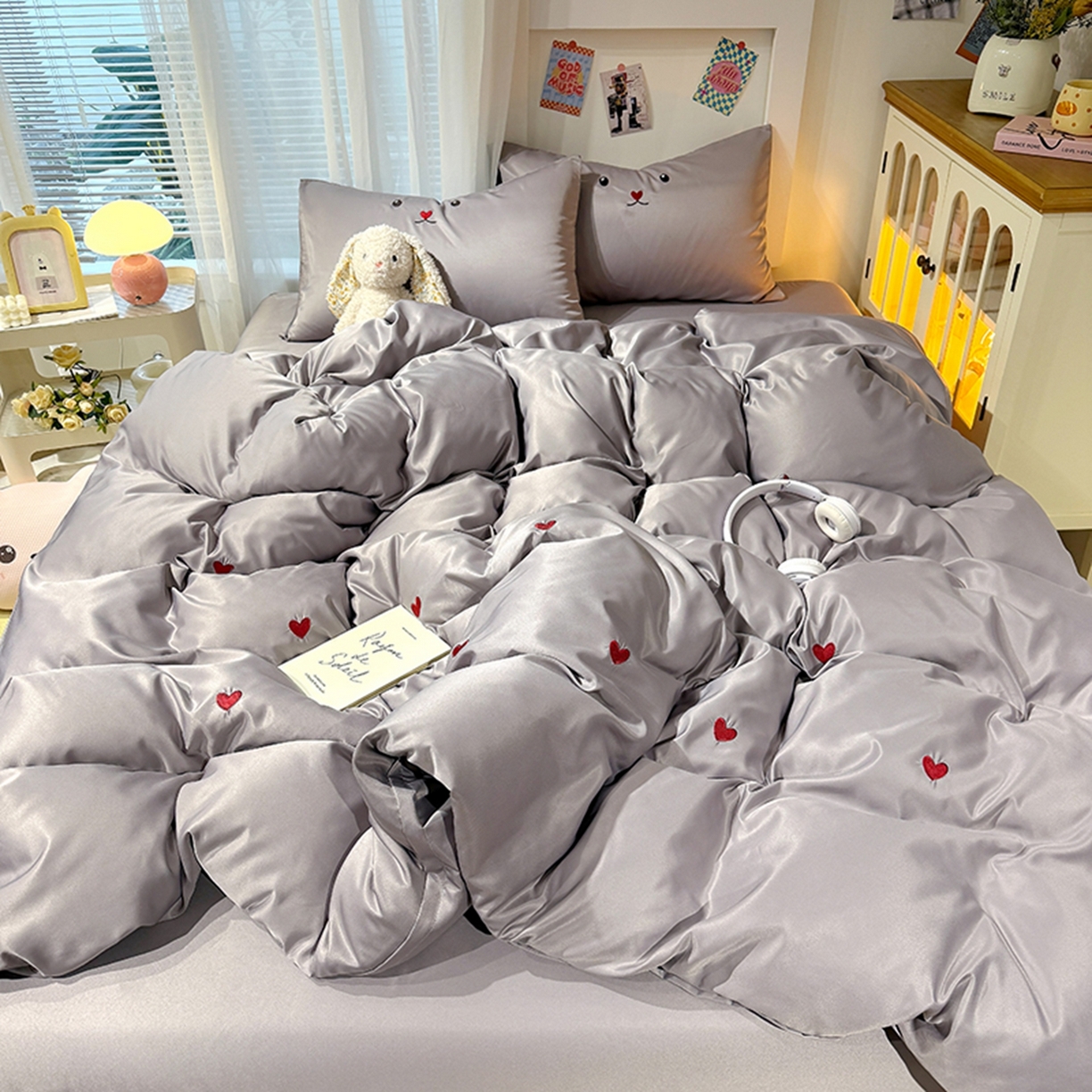 91家纺网 家纺一手货源 找家纺 色鬼布艺高端家居主号 2026春夏新款小清新元气刺绣水洗真丝四件套 爱心-灰