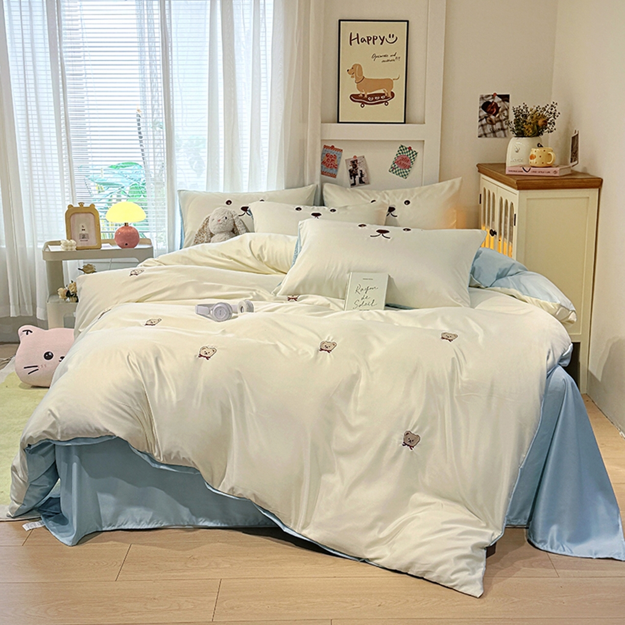 91家纺网 家纺一手货源 找家纺 色鬼布艺高端家居主号 2026春夏新款小清新元气刺绣水洗真丝四件套 小熊-白蓝