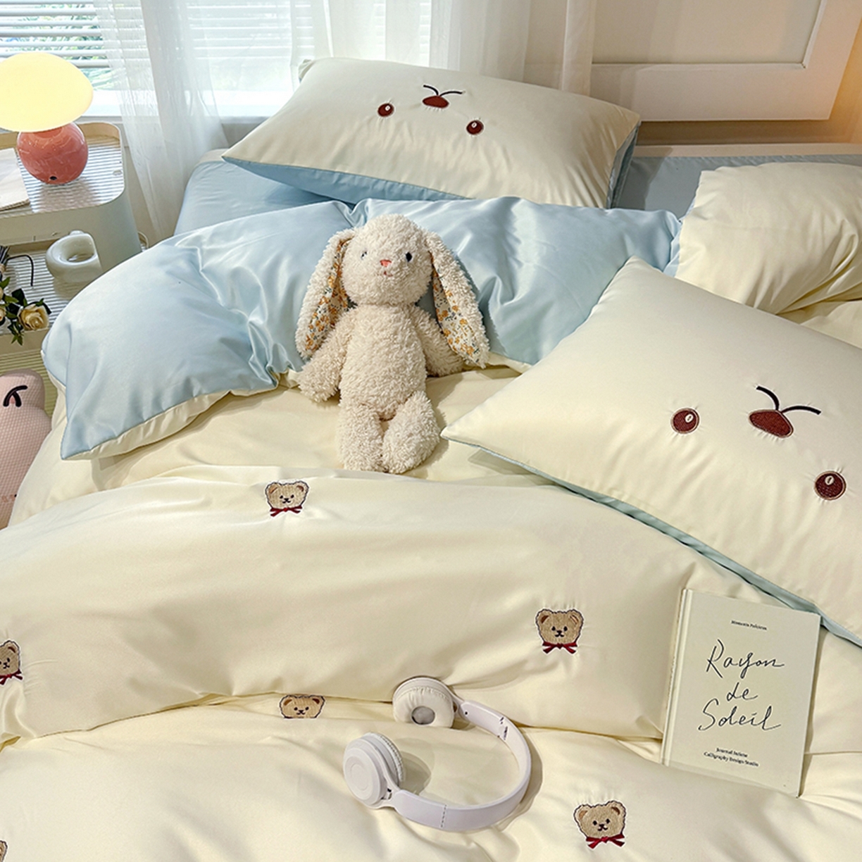 91家纺网 家纺一手货源 找家纺 色鬼布艺高端家居主号 2026春夏新款小清新元气刺绣水洗真丝四件套 小熊-白蓝