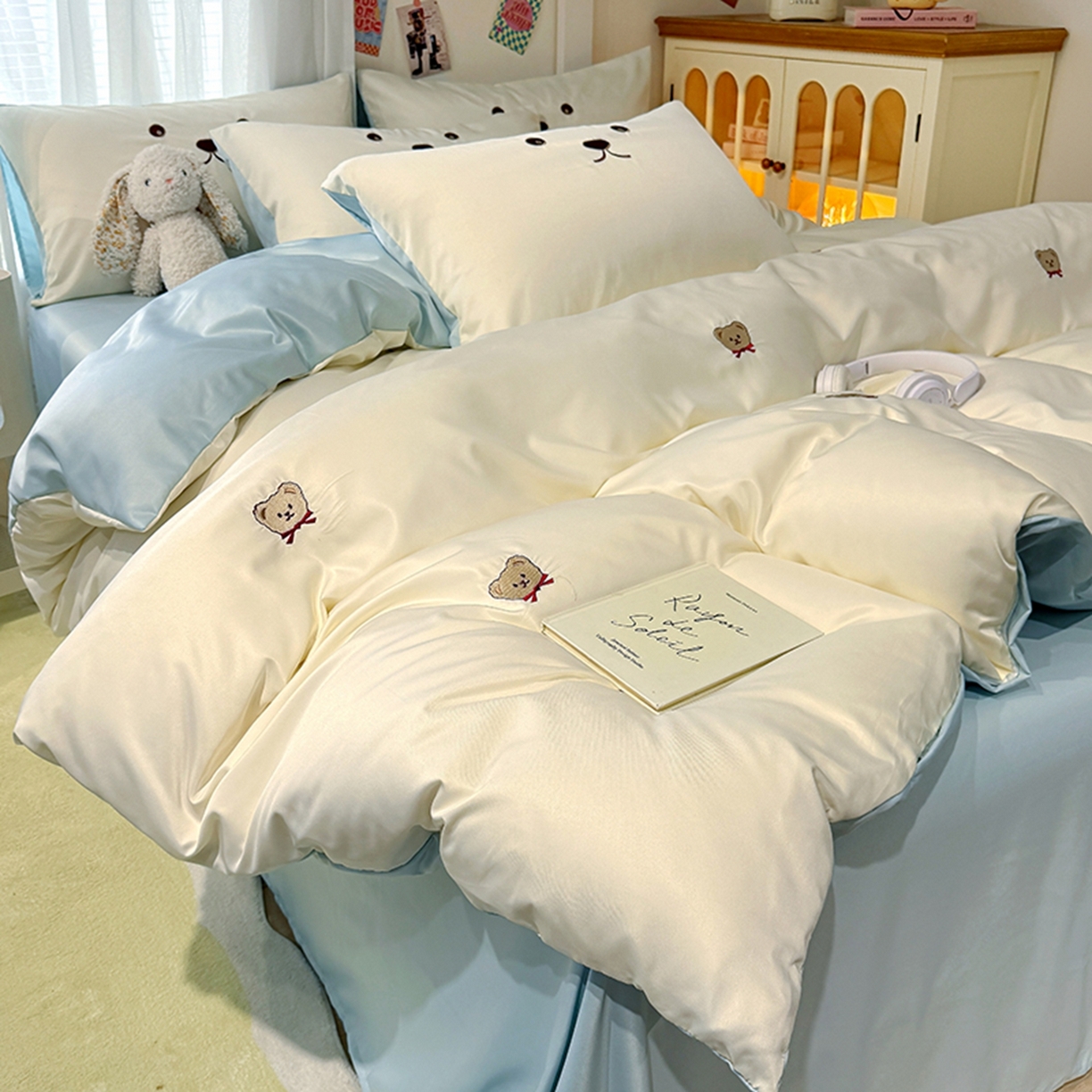 91家纺网 家纺一手货源 找家纺 色鬼布艺高端家居主号 2026春夏新款小清新元气刺绣水洗真丝四件套 小熊-白蓝