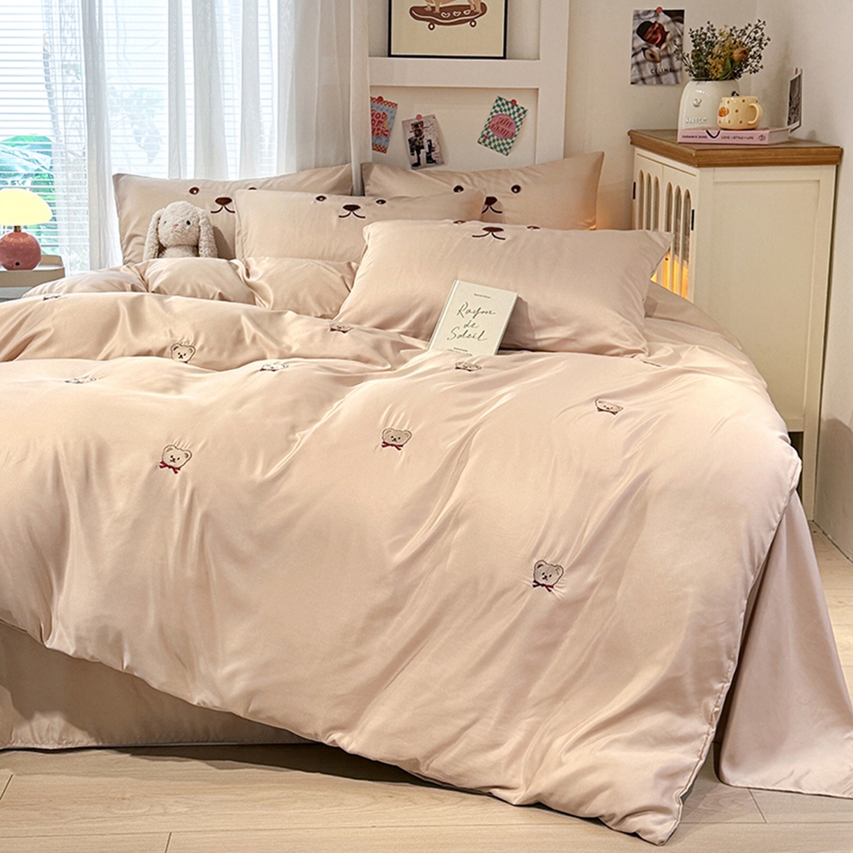 91家纺网 家纺一手货源 找家纺 色鬼布艺高端家居主号 2026春夏新款小清新元气刺绣水洗真丝四件套 小熊-奶咖