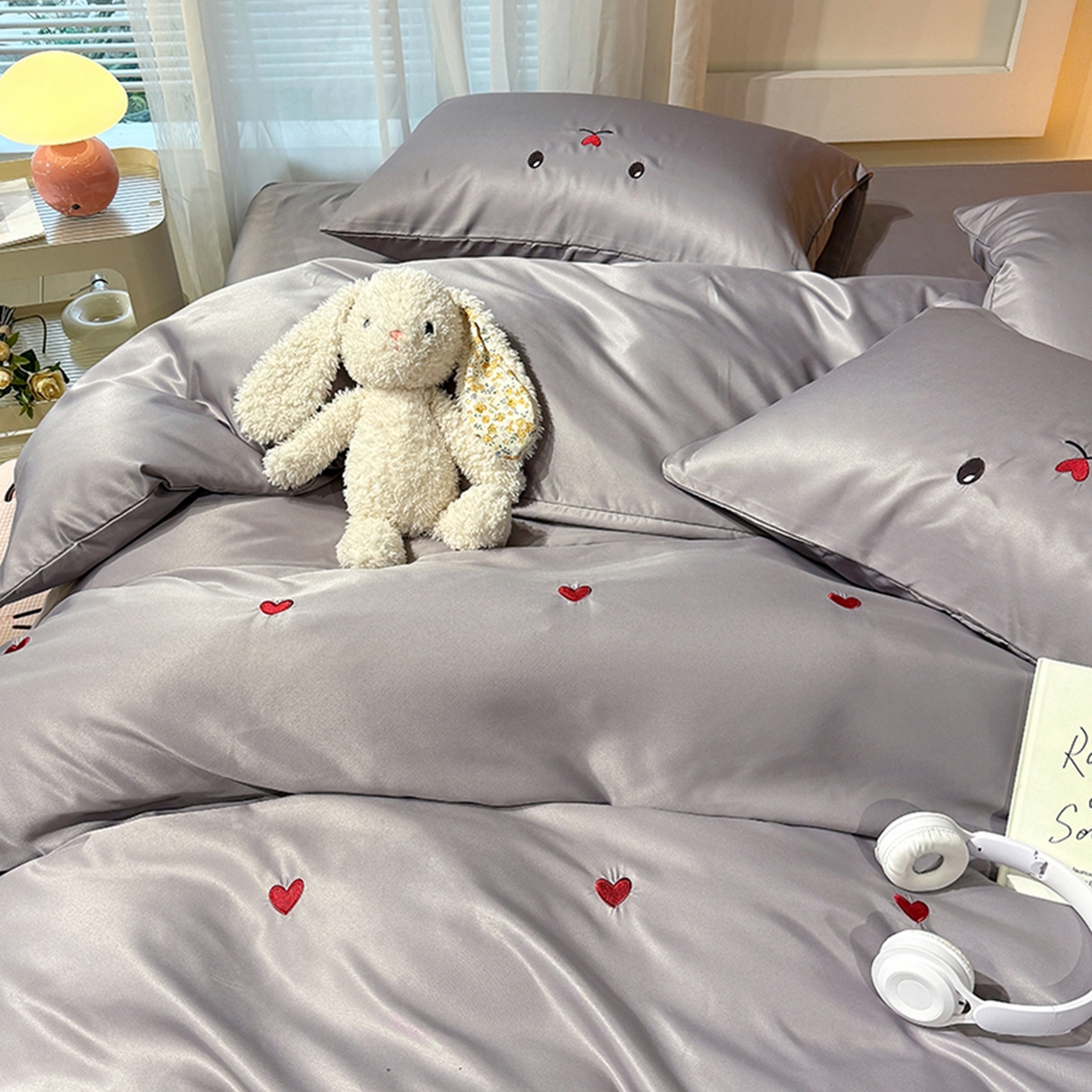 91家纺网 家纺一手货源 找家纺 色鬼布艺高端家居主号 2026春夏新款小清新元气刺绣水洗真丝四件套 爱心-灰