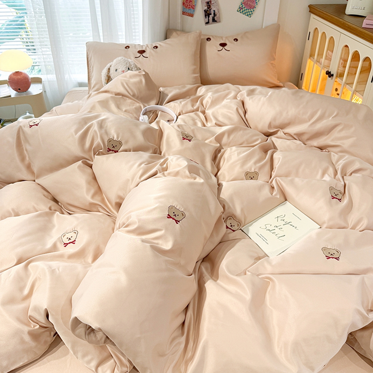 91家纺网 家纺一手货源 找家纺 色鬼布艺高端家居主号 2026春夏新款小清新元气刺绣水洗真丝四件套 小熊-奶咖