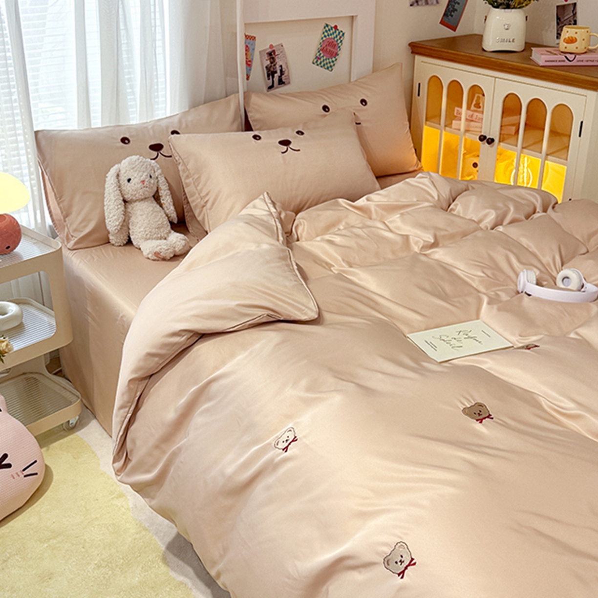 91家纺网 家纺一手货源 找家纺 色鬼布艺高端家居主号 2026春夏新款小清新元气刺绣水洗真丝四件套 小熊-奶咖