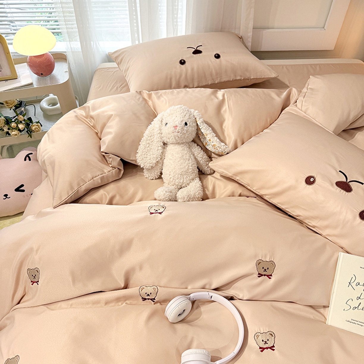 91家纺网 家纺一手货源 找家纺 色鬼布艺高端家居主号 2026春夏新款小清新元气刺绣水洗真丝四件套 小熊-奶咖